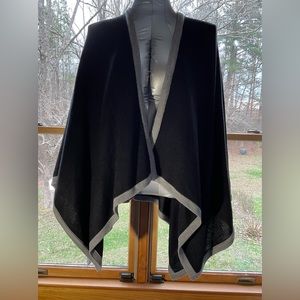 MIX IT Women’s OneSize Black/Gray Trim Med Wt Over Shoulder Drape Sweater Cape